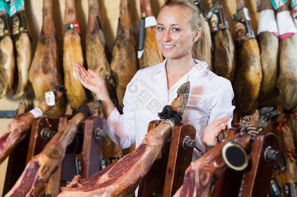 卖者工作的和伊比利亚的火腿采用肉商店
