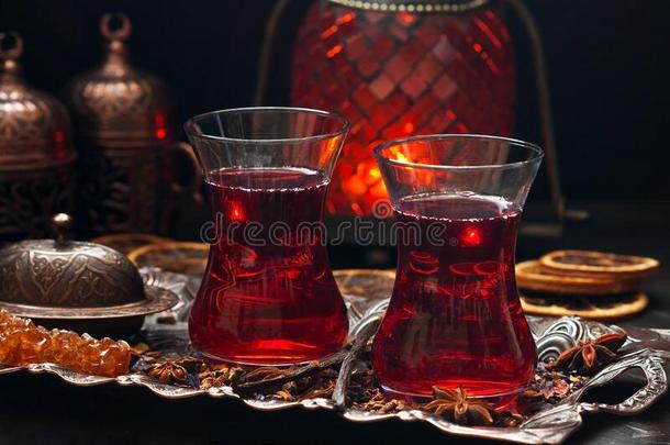 卡卡德茶水-红色的茶水采用土耳其的杯子向黑暗的背景