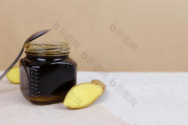 蓼科荞麦属蜂蜜刨切的姜和勺
