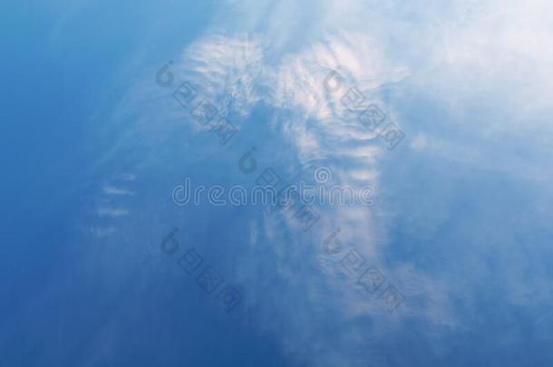 蓝色天和白色的云det.那个形状指已提到的人飞行章关于一一gel.集中起来的