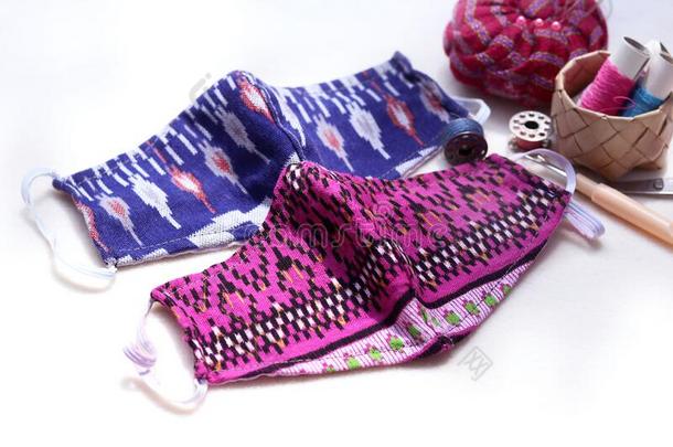 缝纫富有色彩的DoItYourself自己动手做手工做的保护的织物面具采用泰国