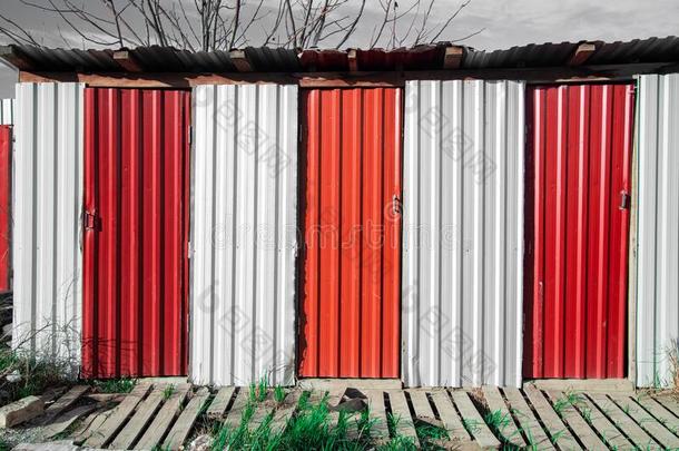 酿酒的乡下的乡村的建筑物锡红色的和白色的颜色伯爵