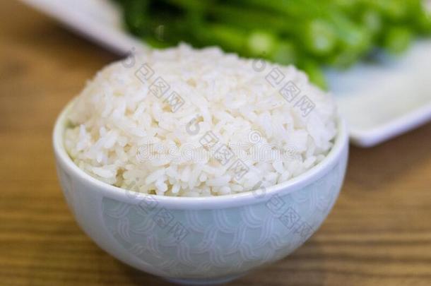 中国人蒸熟的平原稻采用一白色的碗