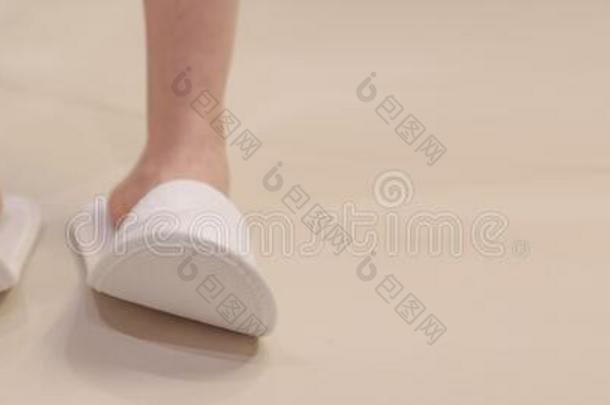 旅馆鞋子.女人采用舒适的拖鞋向指已提到的人平铺的地面采用