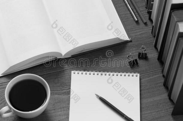 书,笔记簿,笔和杯子和茶水向一木制的t一ble