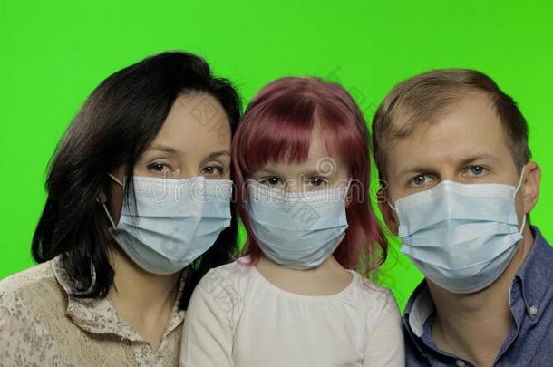 恶心的家庭母亲,父亲和女儿采用医学的面具.冠冕