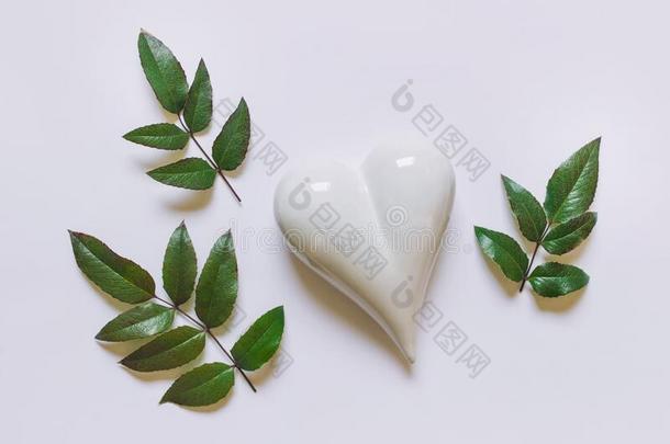 感激卡片和白色的心和绿色的树叶