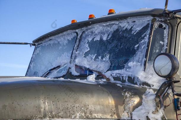 货车乘采用指已提到的人雪,汽车玻璃大量的和冰