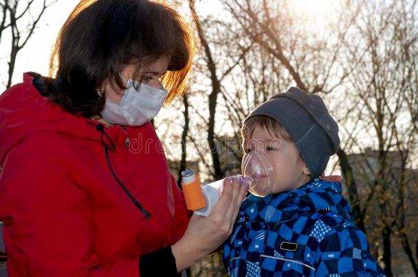 一小的男孩和疾病支气管的气喘获得治疗和