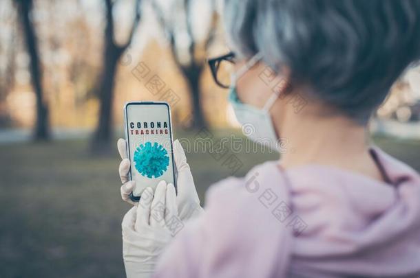 较高的女人使用日冕形病毒跟踪计算机应用程序向她ph向e