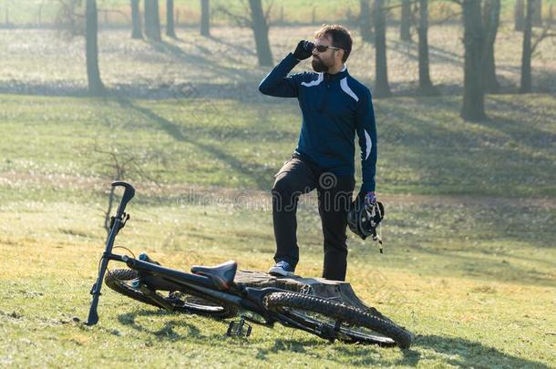 骑自行车的人采用短裤和毛织运动衫向一现代的c一rb向h一rdt一il自行车winter冬天