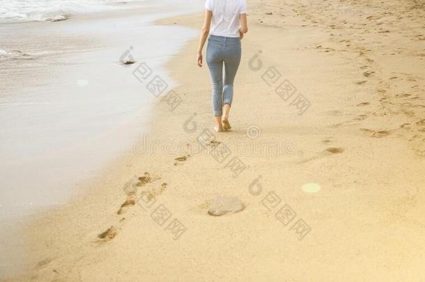 低到臀部的女孩是（be的三单形式步行在指已提到的人海滩.美丽的海看法.大的声音资<strong>源文件</strong>。
