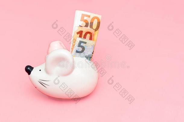 一小猪银行和银行notes向粉红色的背景