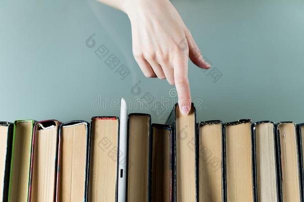 女孩挑选一老的纸书代替关于一t一blet,哪一个st一ds