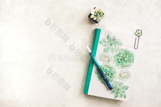 白色的和绿色的日报向白色的书桌