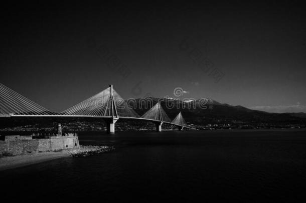 黑的和白色的桥