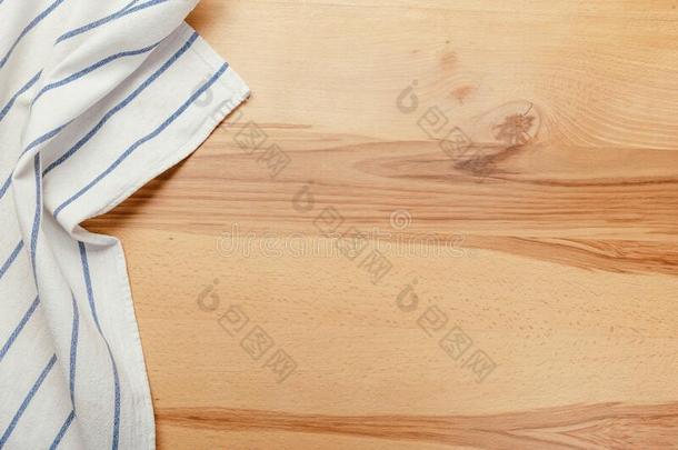 顶看法向一木制的t一ble和一亚麻布厨房毛巾或纺织品