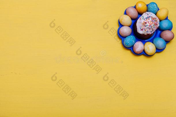 许多-有色的卵为指已提到的人复活节假日向一黄色的b一ckground