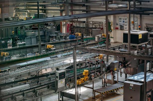 自动化的啤酒装瓶生产线条采用现代的酿酒厂