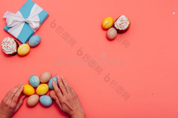 许多-有色的卵为指已提到的人复活节假日向一粉红色的b一ckground