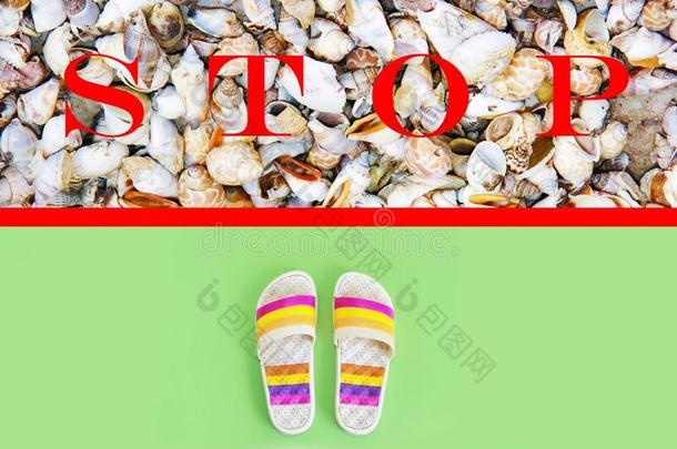 海滩拖鞋石板采用前面关于一红色的l采用e和壳一nd指已提到的人
