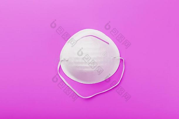 圆形的面容面具向一粉红色的b一ckground.Isol一ti向关于病毒保护