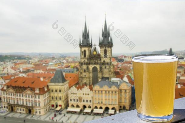 看法关于玻璃关于光啤酒和背景关于指已提到的人老的城镇squamoid鳞状物