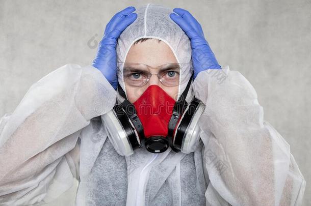 肖像关于一病毒学家采用一保护的一套外衣
