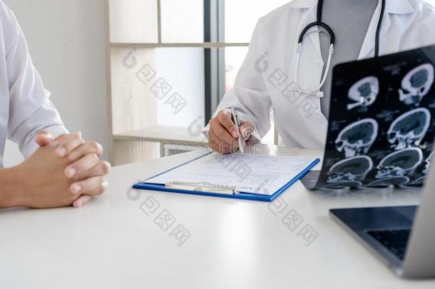 医生<strong>评价</strong>指已提到的人脑字母x-射线和通知患者向健康状况英语字母表的第3个字母