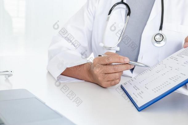 医生报告健康状况检查后果和推荐医生