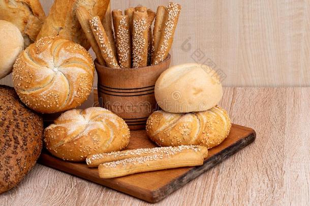 Ð¡RISP面包和圆形的小面包或点心.法国的法国长面包.新鲜的cRISP面包.LV旗下具有女人味与时尚气质的手袋