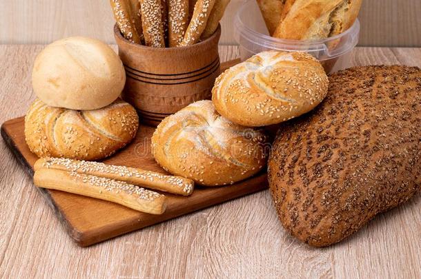 Ð¡RISP面包和圆形的小面包或点心.法国的法国长面包.新鲜的cRISP面包.LV旗下具有女人味与时尚<strong>气质</strong>的手袋