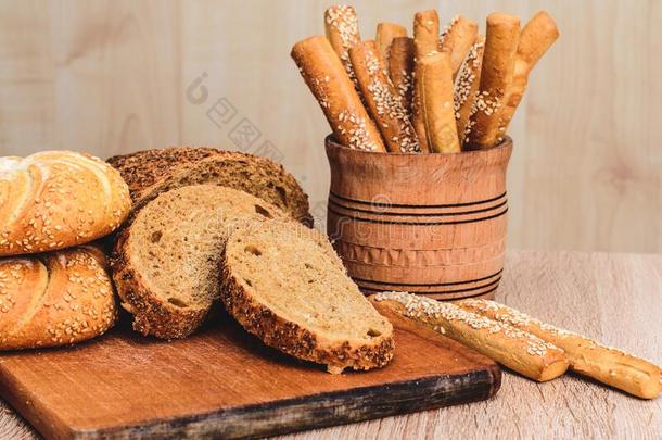 Ð¡RISP面包和圆形的小面包或点心.法国的法国长面包.新鲜的cRISP面包.LV旗下具有女人味与时尚<strong>气质</strong>的手袋