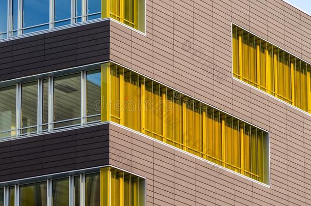 富有色彩的黄色的窗采用<strong>一现</strong>代的<strong>一</strong>rchitecturebuild采用g.