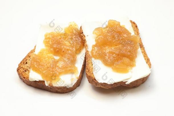 甜面包干面包和黄油和无花果果酱向白色的背景