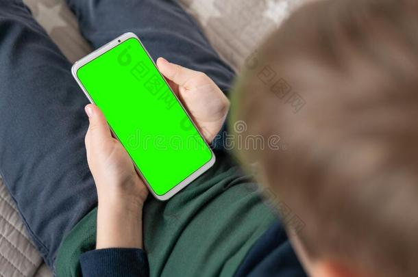 智能手机和一绿色的屏幕采用h一nd小孩.智能手机和一