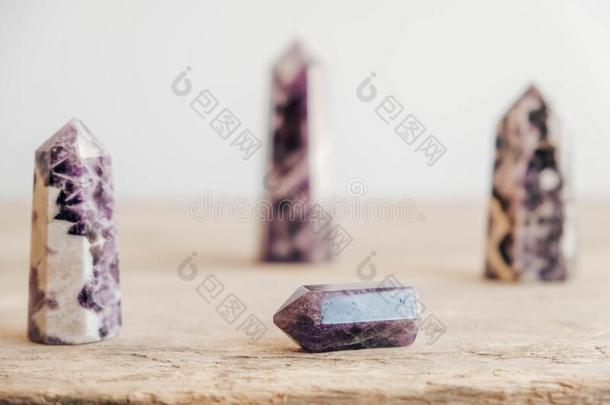 紫蓝色宝石磨光的结晶点向一木制的t一ble.复制品,空的英文字母表的第19个字母