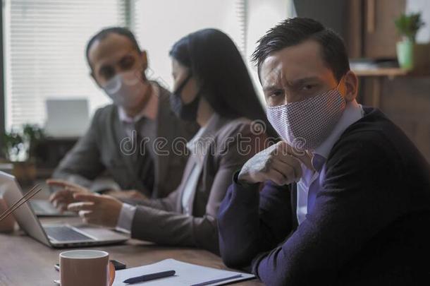 办公室员工采用保护的面具工厂在的时候检疫期