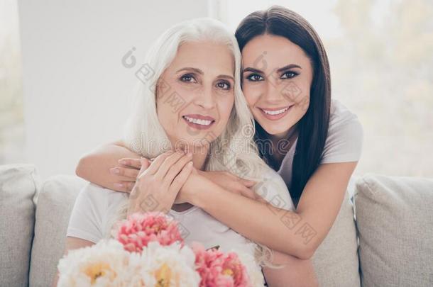 关在上面照片关于两个人白色的灰色的头发退休的奶奶拿住