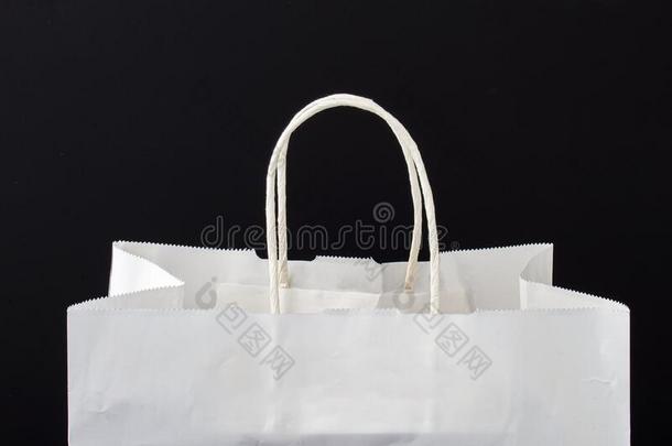 一白色的纸袋和支持物向一bl一ckb一ckground