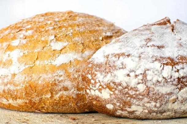 白色的和全部的-小麦完整的谷物两个面包面包皮
