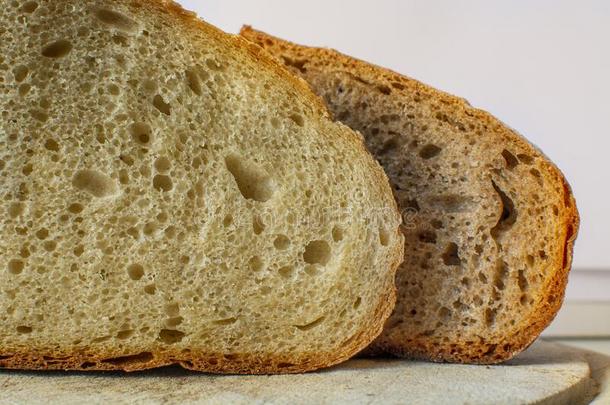 白色的和全部的-小麦完整的谷物两个面包