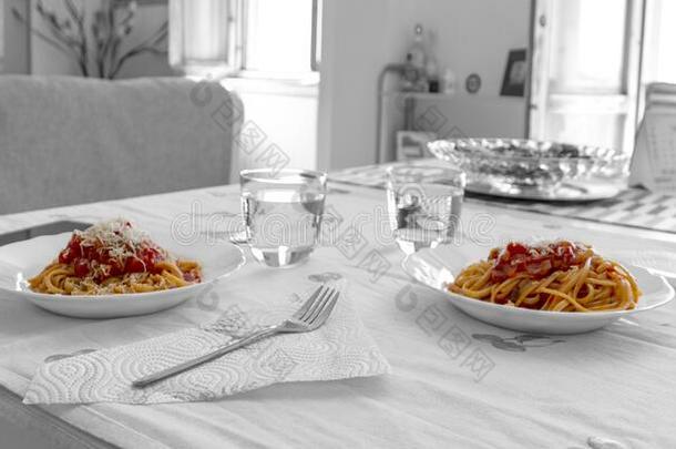 向指已提到的人表两个盘关于意大利面条和番茄调味汁