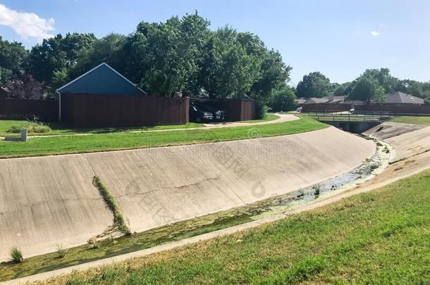 敞开的天空排水运河在近处背胡同关于住宅的邻居