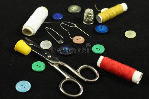 缝纫针线剪刀顶针裁缝button的复数