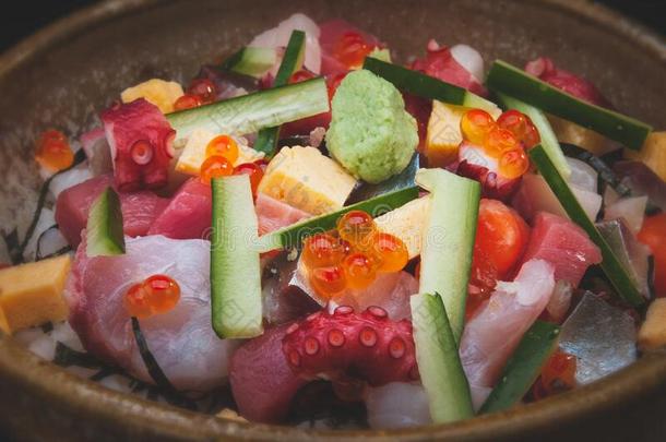 混合生鱼片沙拉和稻杯子采用日本人方式