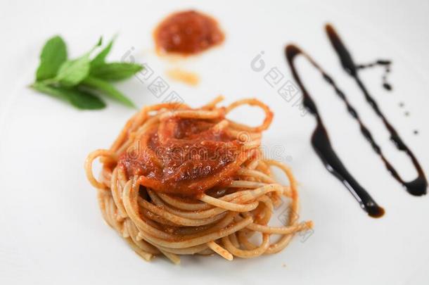 意大利面条和番茄罗勒属植物和薄荷典型的意大利人盘
