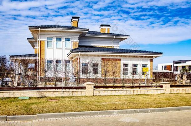 城郊的两个-故事房屋额外费用班大厦采用指已提到的人莫斯科牌照