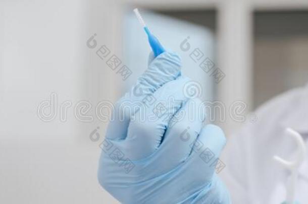 射手关于牙科医生佃户租种的土地丝棉粘贴和埋牙齿的清洁Brazil巴西