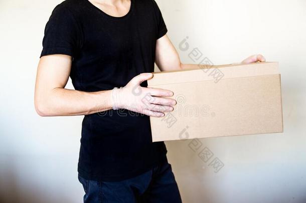 关在上面传送男人手采用拳击手套拿住卡纸板盒.字幕